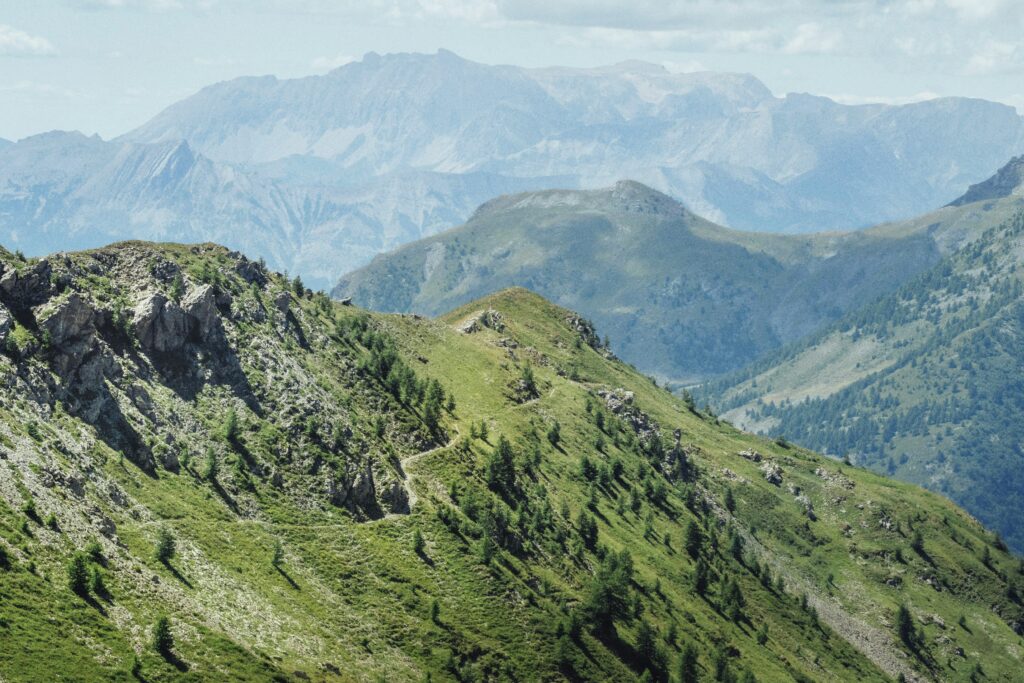 Paysage des Écrins vu d'Orcières sur le sentier de grande randonnée GR54