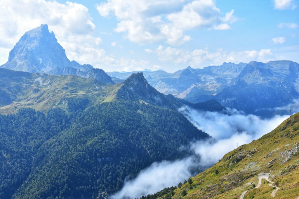 Vue sur le Pic d'Ossau sur la Haute Randonnée Pyrénéenne