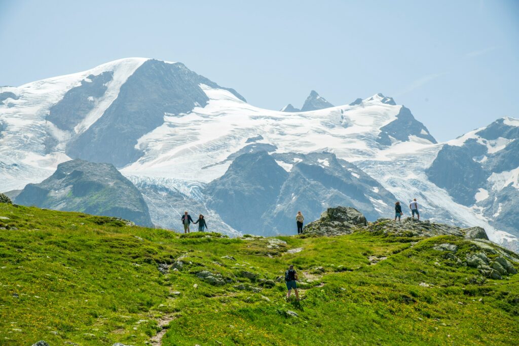 Personnes qui regardent le Mont Blanc depuis le trek Tour du Mont Blanc