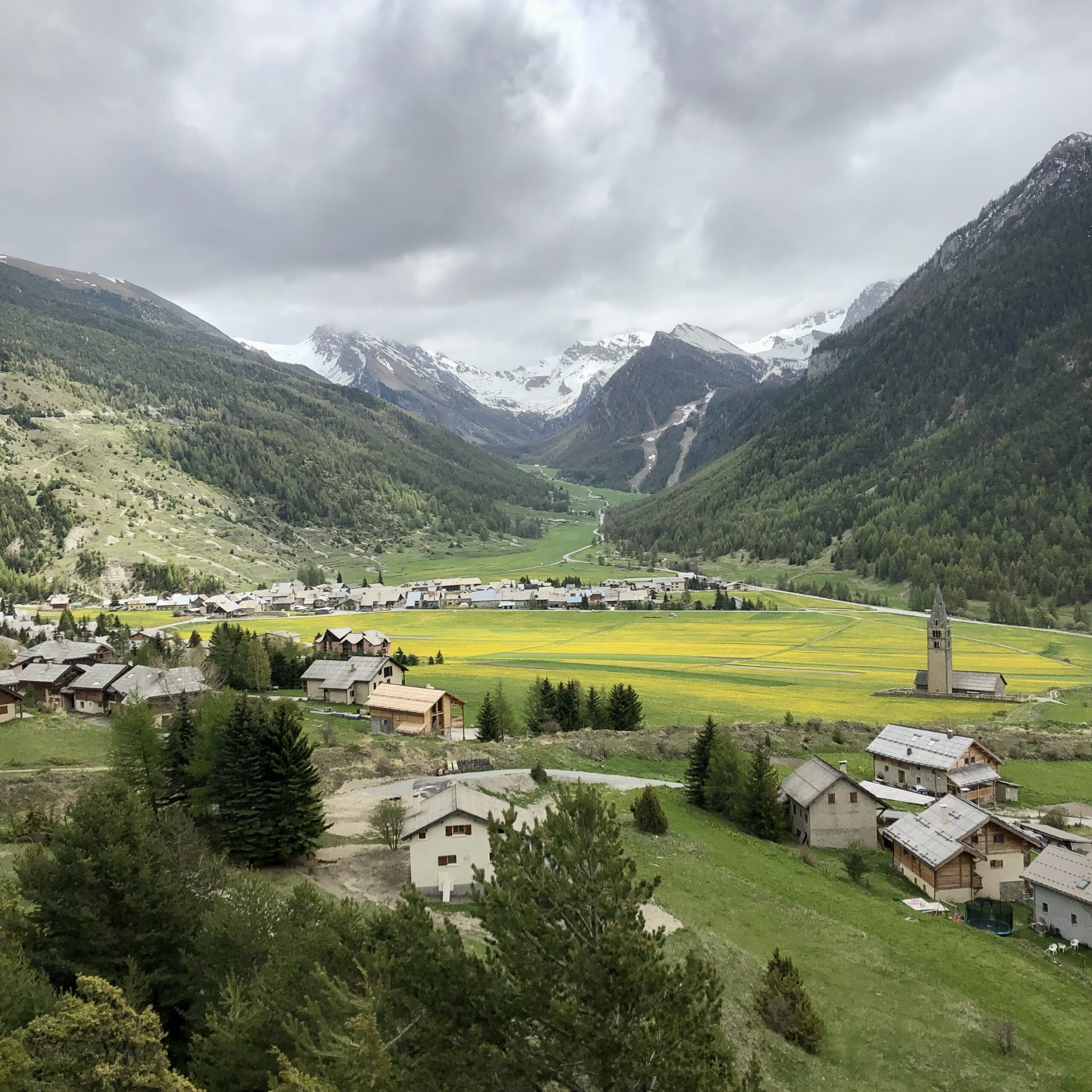 Le village de Ceillac au fond de sa vallée, point de départ historique du Tour du Queyras