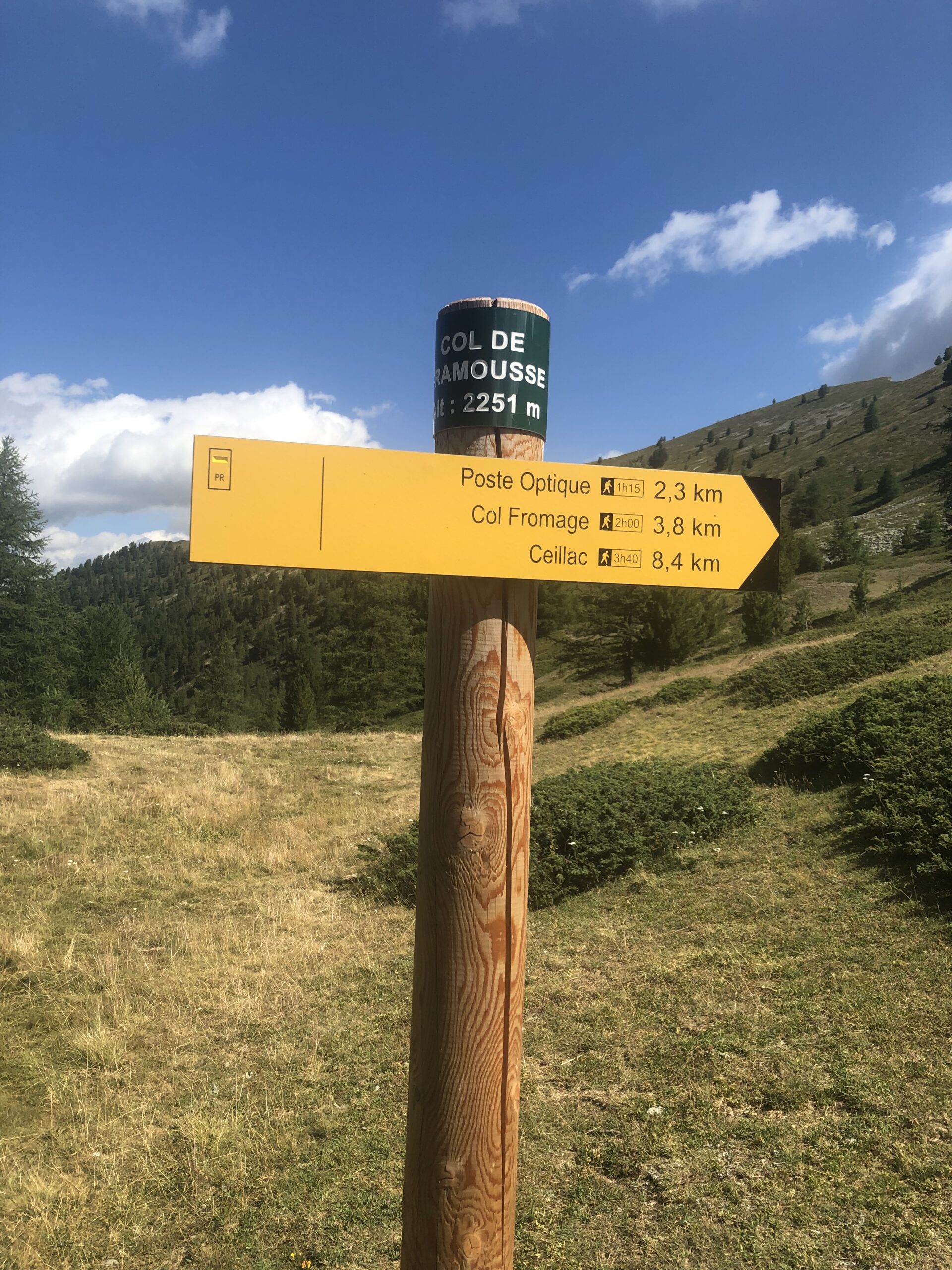 Panneau de balisage au Col de Bramousse, 2251 m, sur le GR58
