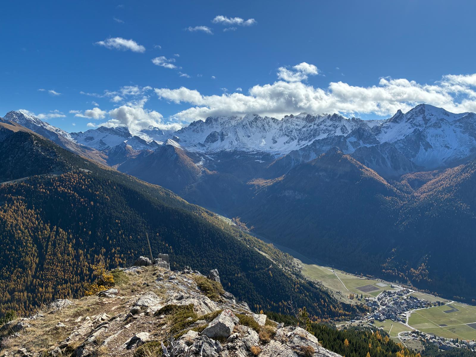Vue depuis une crête sur un village du Queyras, ciel dégagé